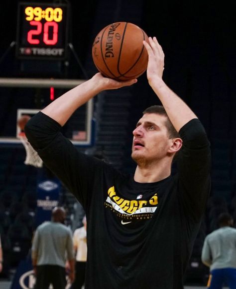 开云官网-赛前体能课后；丹佛掘金豪取连胜备战中超；气氛紧张；更衣室氛围转暖(丹佛掘金15号球衣问题引发争议)